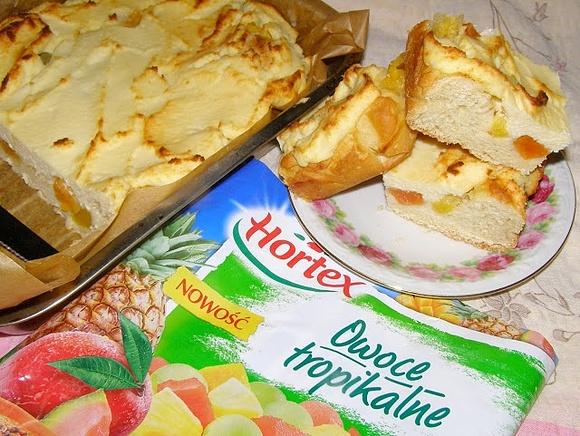 Ciasto drożdżowo-serowe z owocami tropikalnymi