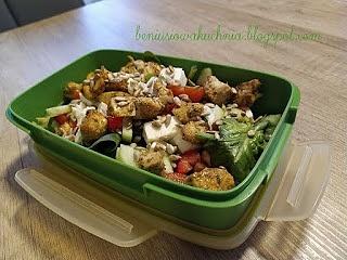 Sałatka ze szpinakiem i kurczakiem