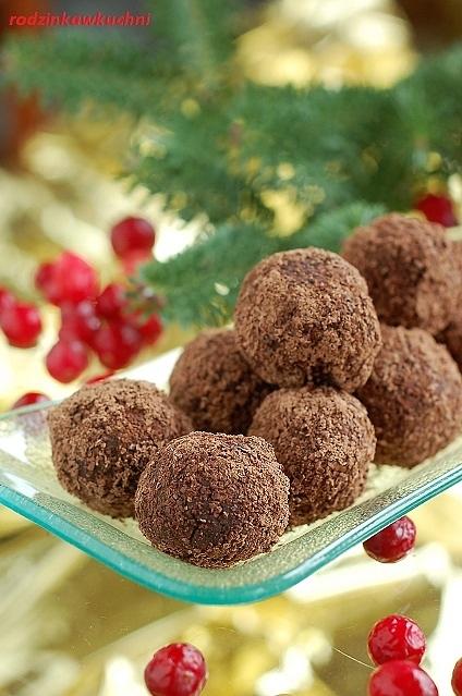 Świąteczne kuleczki mocy bez cukru z orzechami i daktylami