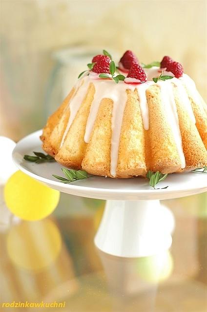 Babka cytrynowa z lukrem i malinami na Wielkanoc