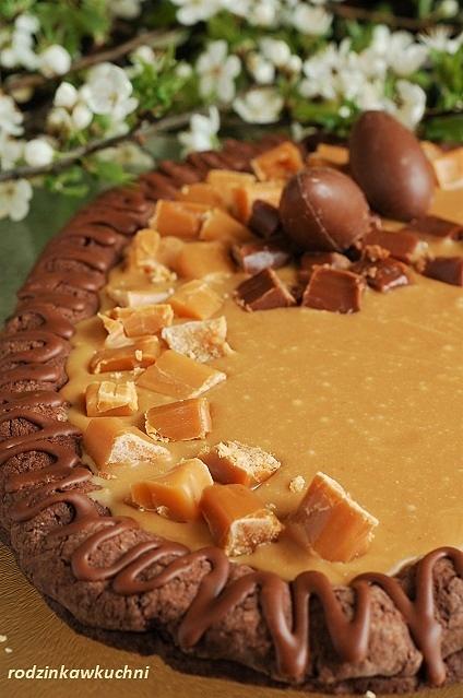 Wielkanocny mazurek krówkowy na cieście kakaowym