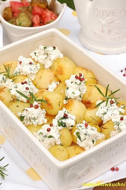 Pieczone ziemniaki z rozmarynem i twarogiem
