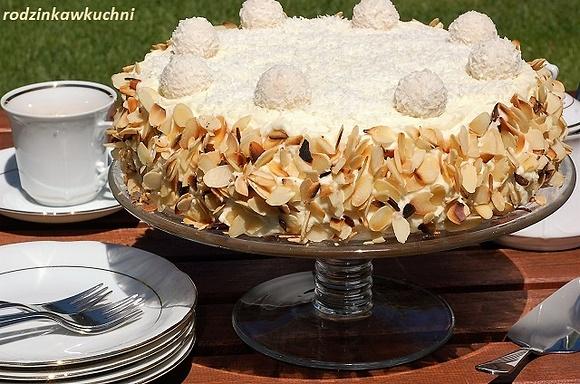 Tort Raffaello z truskawkami i morelami