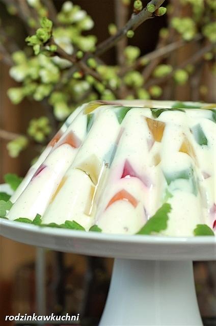 Babka jogurtowa z galaretkami – lekka i świąteczna