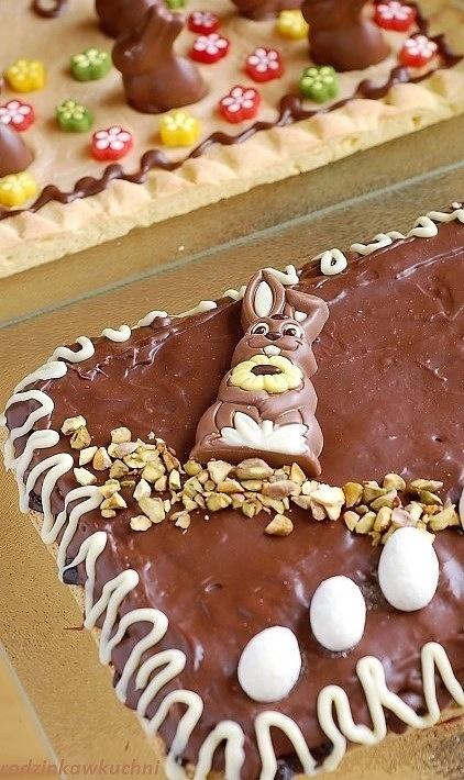 Mazurek ze śliwkami w czekoladzie na spodzie owsianym