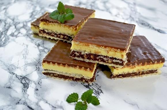 Knoppers z filmem – przepyszny deser mleczny z wafelkami