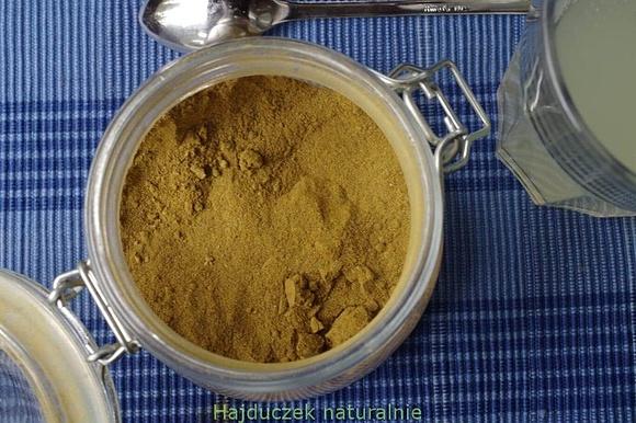 Cudowna mikstura na energię z ziół, miodu, kurkumy i spiruliny