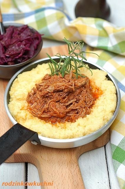 Kaczka z polentą i czerwoną kapustą
