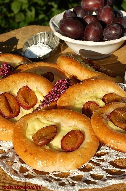 Drożdżówki z budyniem i śliwkami