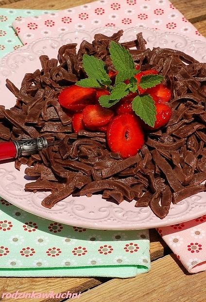Makaron czekoladowy z owocami