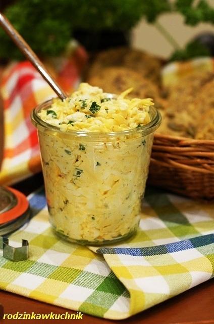 Pasta jajeczna z bułkami śniadaniowymi i czosnkiem