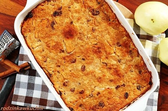 Kugel z chałki z jabłkami i rodzynkami