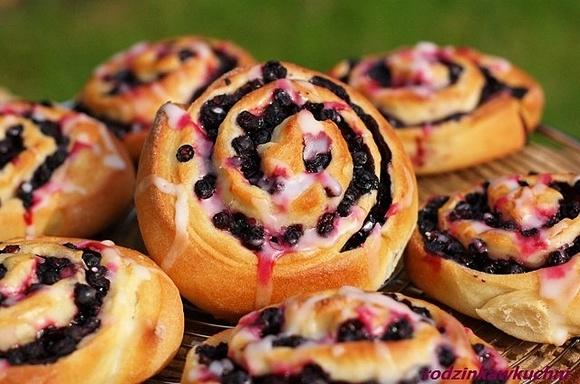 Zakręcone jagodzianki z jagodami i cytrynem