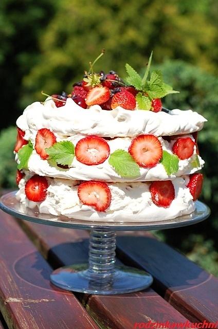Tort bezowy z truskawkami
