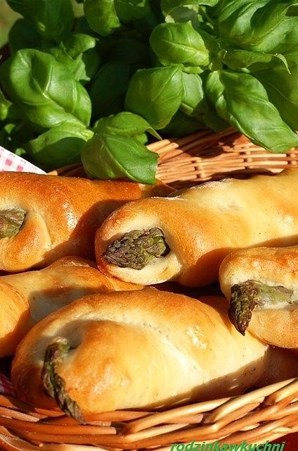 Bułki ze szparagami na piknik