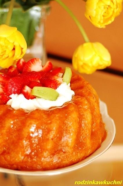 Babka savarin z truskawkami