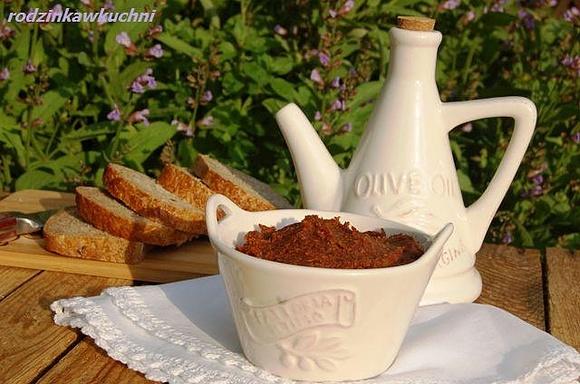 Pasta z suszonych pomidorów i bazylii do chleba