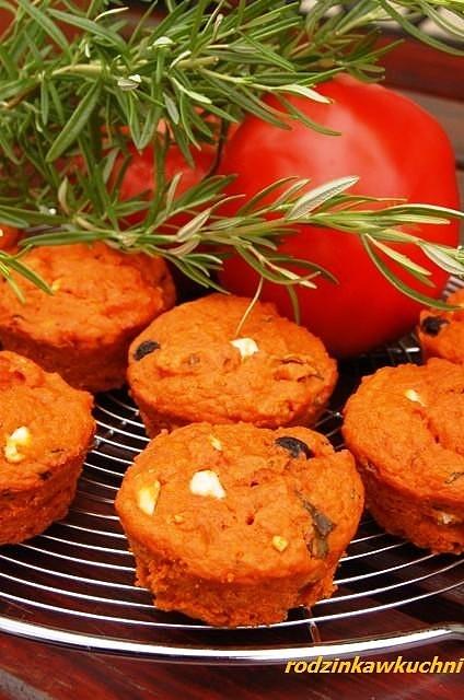 Pełnoziarniste muffiny pomidorowe z bazylią i fetą