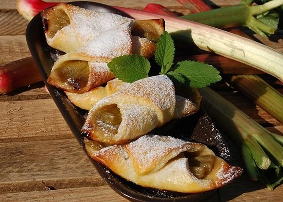 Pakieciki rabarbarowe - serowe ciasteczka nadziewane rabarbarem, słodka przekąska