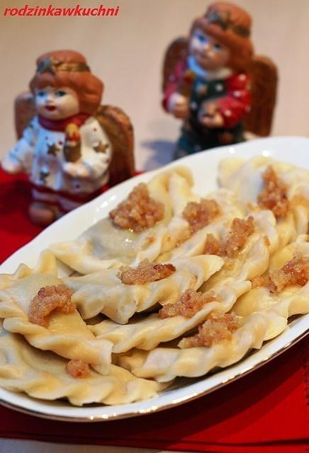 Wigilijne pierogi z suszonymi śliwkami