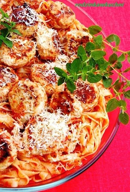 Tagliatelle z klopsikami w sosie pomidorowym