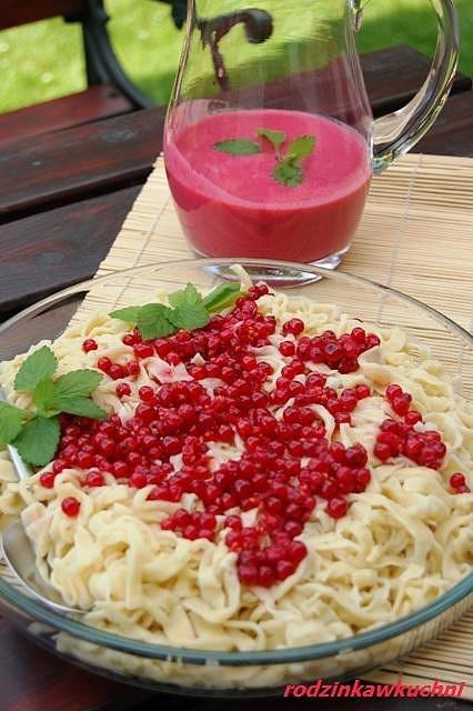 Domowy makaron z sosem porzeczkowym