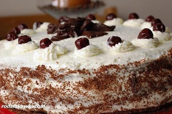 Tort Szwarcwaldzki – ciasto czekoladowe z wiśniami i śmietaną