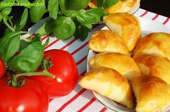 Paszteciki krucho-drożdżowe z suszonymi pomidorami, twarigiem i bazylią