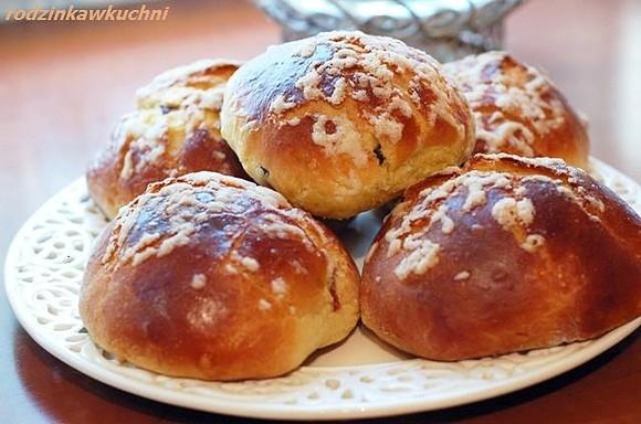 Słodkie bułeczki z dżemem porzeczkowym i kruszonką