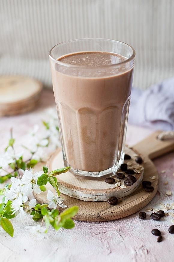 Smoothie kawowe z bananem i płatkami owsianymi