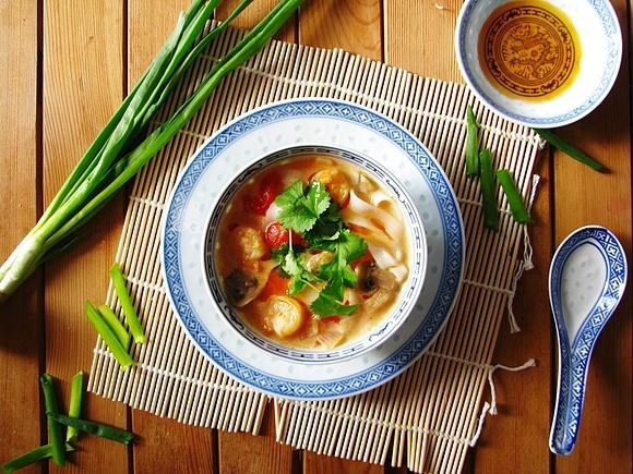 Zupa tom yum z krewetkami i mlekiem kokosowym