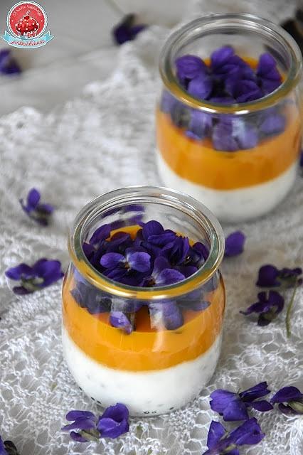 Jogurtowy deser z mango i fiołkami