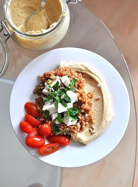 Hummus z kaszą i sosem z suszonych pomidorów oraz fetą