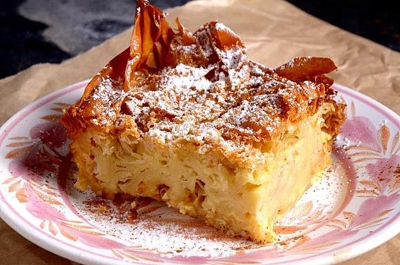 Bougatsa grecki deser z ciasta filo z kremem żółtkowym