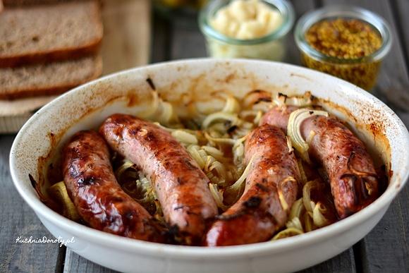 Biała kiełbasa pieczona w piwie na wielkanocne śniadanie