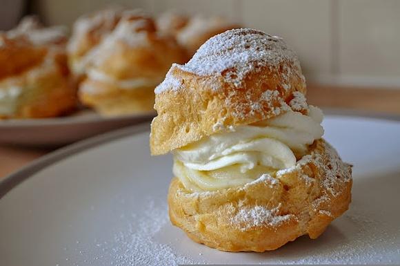 Ptysie z crème pâtissière i bitą śmietaną