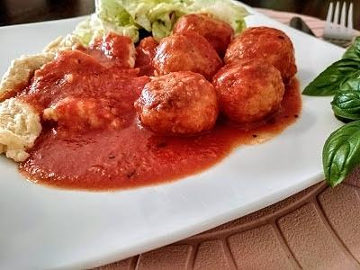 Pulpety drobiowe z ryżem i marchewką w sosie pomidorowym