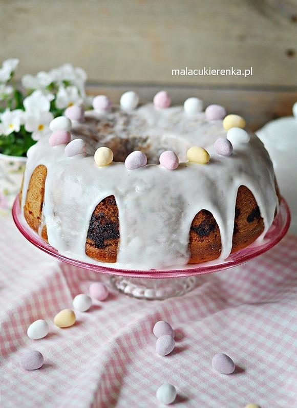 Wielkanocna babka z budyniem i konfiturą wiśniową