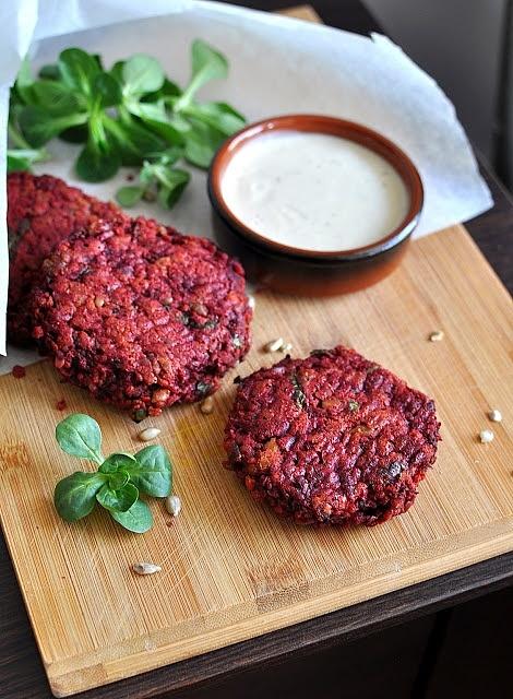 Buraczane burgery z soczewicą i słonecznikiem