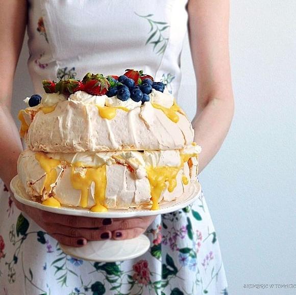Torcik bezowy z kremem cytrynowym i owocami