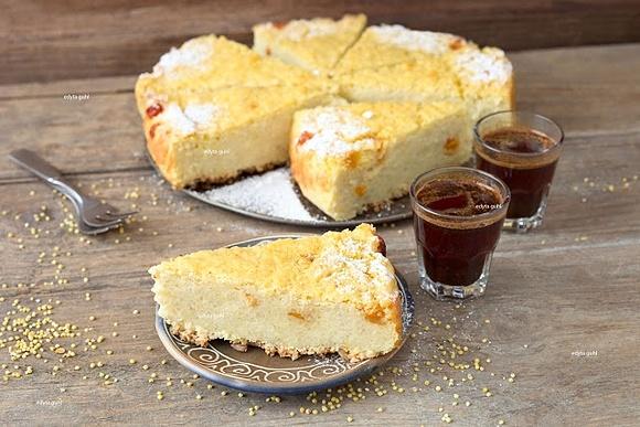 Ciasto z kaszy jaglanej z morelami i wafelkami