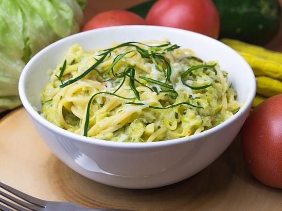 Spaghetti z młodą cukinią i serem