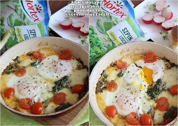 Duszone jajka ze szpinakiem pomidorami i serem mozzarella
