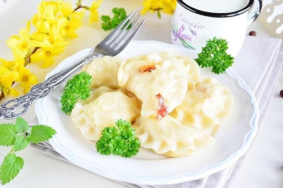 Domowe pierogi z ziemniakami i cebulką