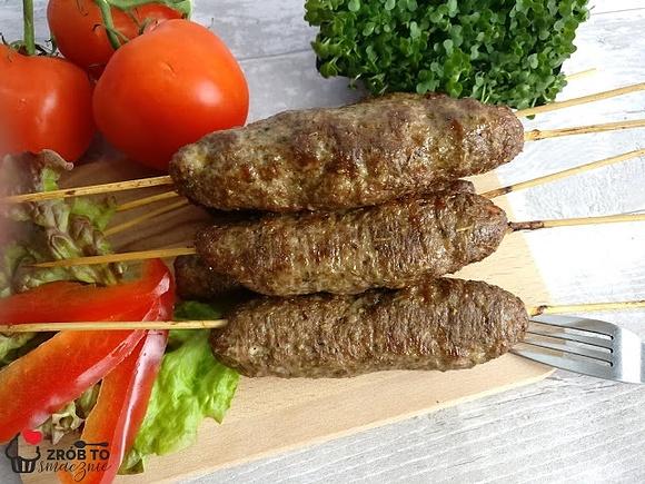 Szaszłyki z mięsa mielonego wołowego pieczone w piekarniku