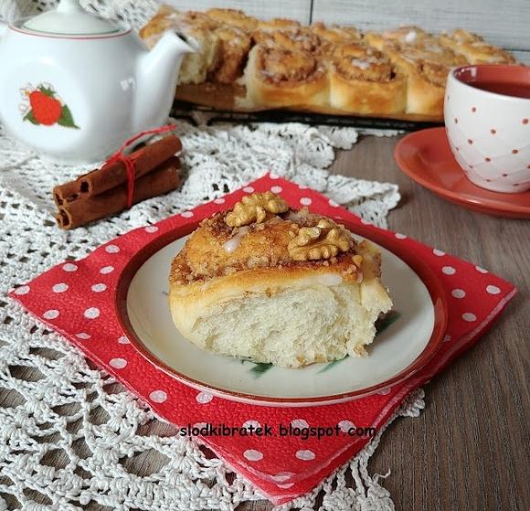 Odrywane bułeczki z cynamonem i orzechami