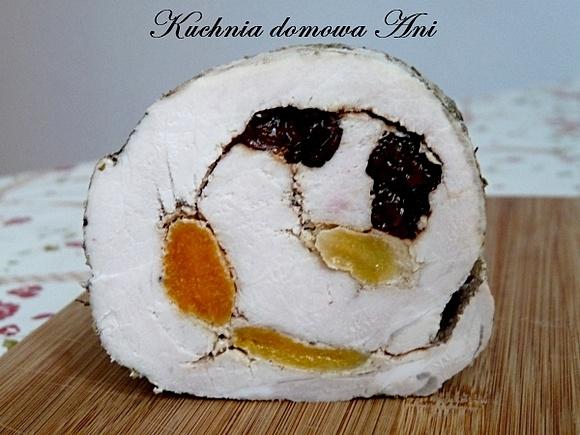 Rolada schabowa z morelami i śliwkami