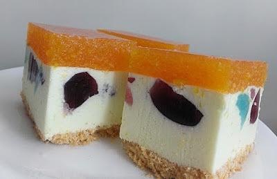 Sernik bez pieczenia z brzoskwiniami