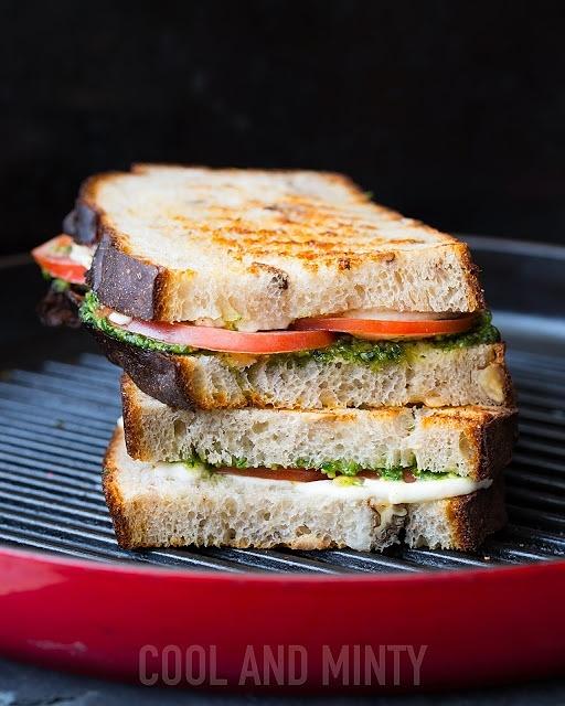 Kanapka caprese z pomidorami i mozzarellą