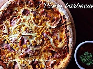 Pizza barbecue z mięsem, kukurydzą i cebulą